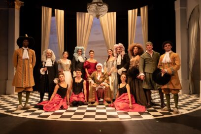 photo de l'ensemble de la distribution du Bourgeois Gentilhomme posant face à la salle. - Agrandir l'image, fenêtre modale