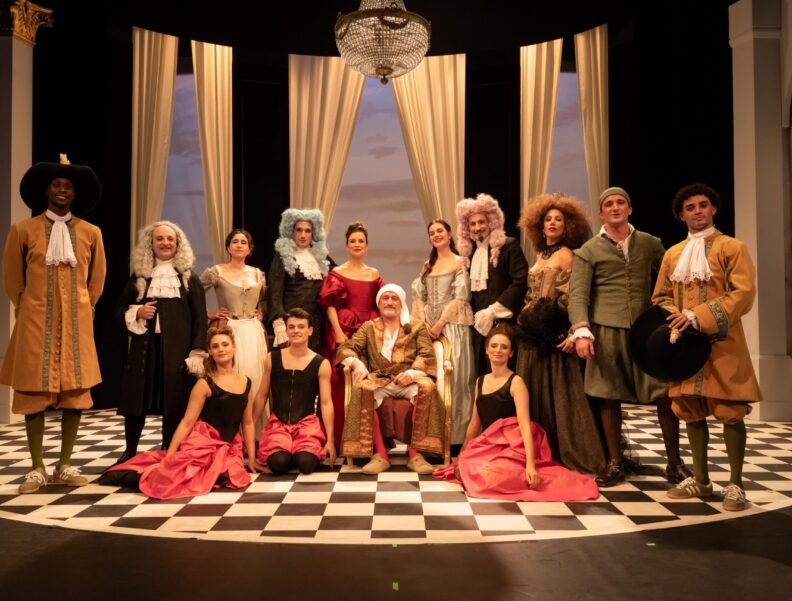 photo de l'ensemble de la distribution du Bourgeois Gentilhomme posant face à la salle.